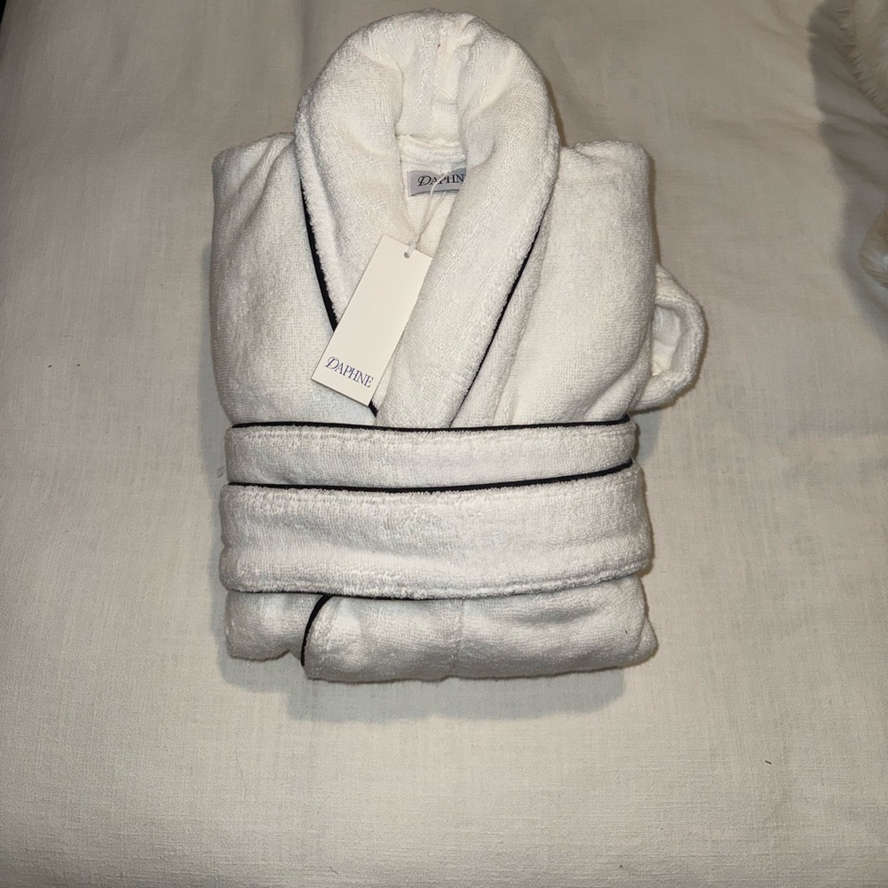 Daphne sold out robe